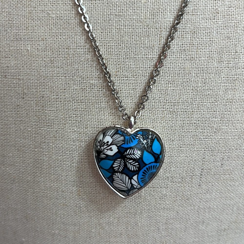 Vera Bradley Signature Print Necklace Teal Floral Heart Silver Toned Chain